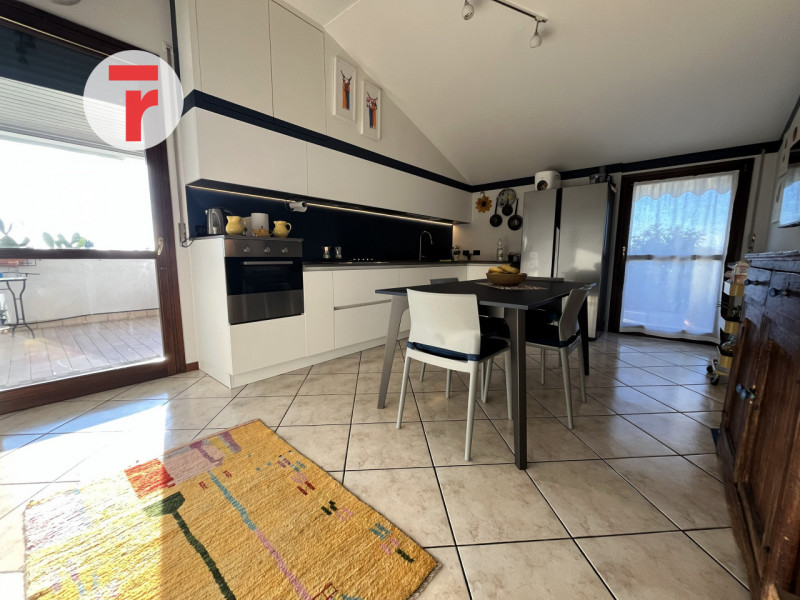 Un attico unico dove luce, spazio e privacy si incontrano in perfetto equilibrio.

Situato in una...