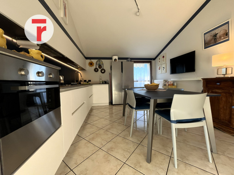 Un attico unico dove luce, spazio e privacy si incontrano in perfetto equilibrio.

Situato in una...