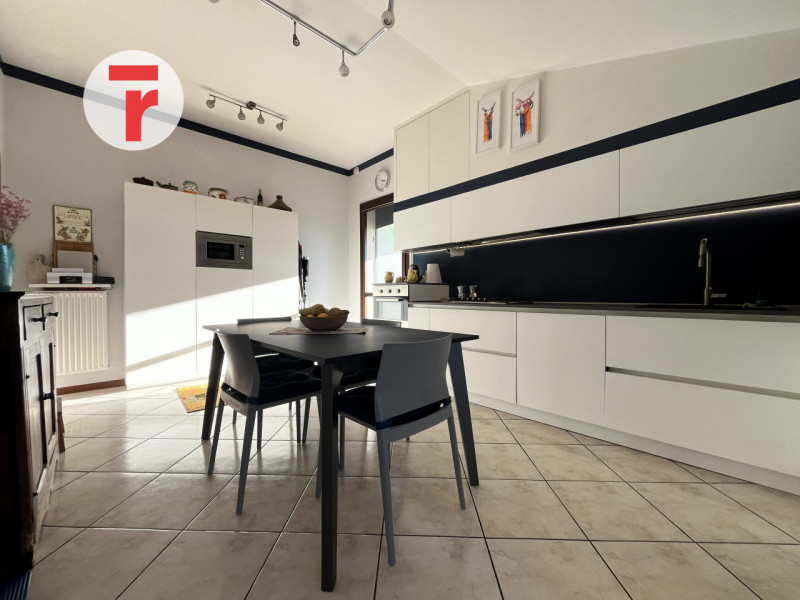 Un attico unico dove luce, spazio e privacy si incontrano in perfetto equilibrio.

Situato in una...