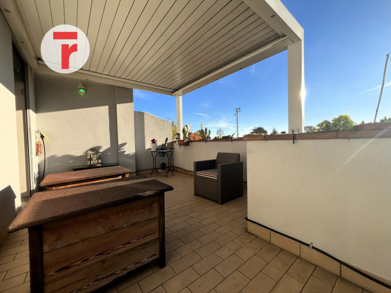 Un attico unico dove luce, spazio e privacy si incontrano in perfetto equilibrio.

Situato in una...