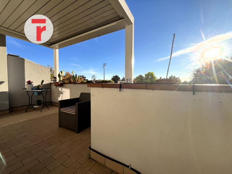 Un attico unico dove luce, spazio e privacy si incontrano in perfetto equilibrio.

Situato in una...