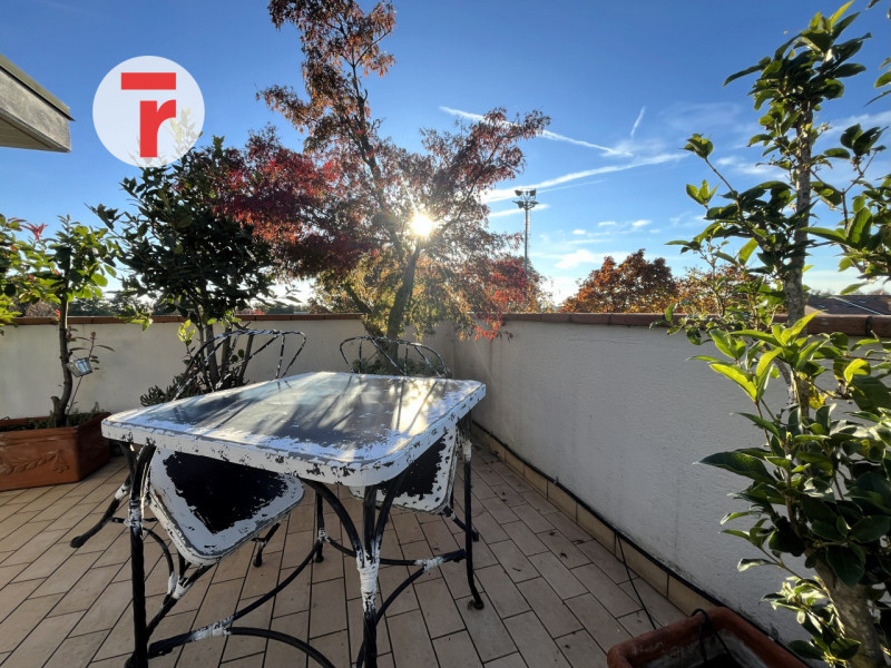 Un attico unico dove luce, spazio e privacy si incontrano in perfetto equilibrio.

Situato in una...