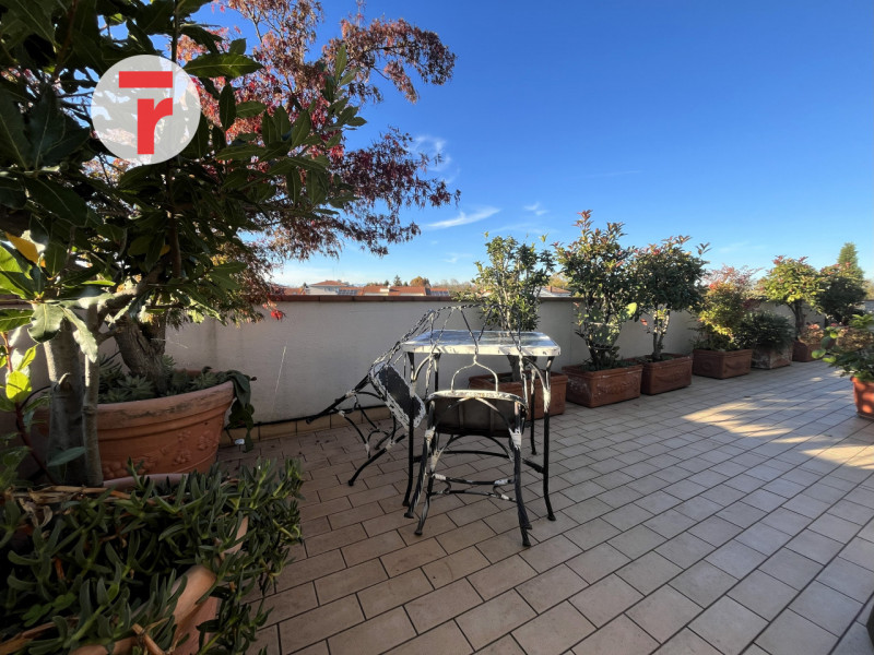 Un attico unico dove luce, spazio e privacy si incontrano in perfetto equilibrio.

Situato in una...