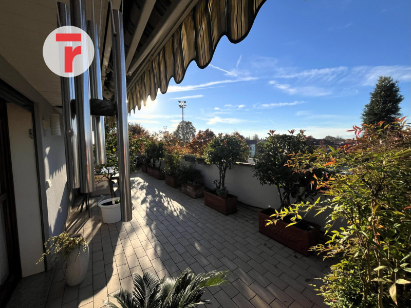 Un attico unico dove luce, spazio e privacy si incontrano in perfetto equilibrio.

Situato in una...