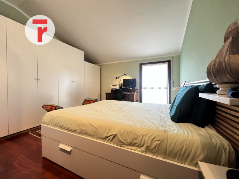 Un attico unico dove luce, spazio e privacy si incontrano in perfetto equilibrio.

Situato in una...