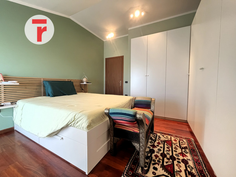 Un attico unico dove luce, spazio e privacy si incontrano in perfetto equilibrio.

Situato in una...