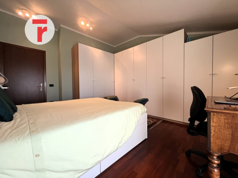 Un attico unico dove luce, spazio e privacy si incontrano in perfetto equilibrio.

Situato in una...