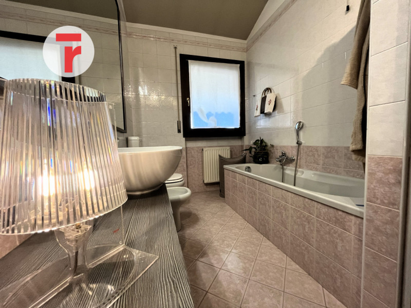 Un attico unico dove luce, spazio e privacy si incontrano in perfetto equilibrio.

Situato in una...