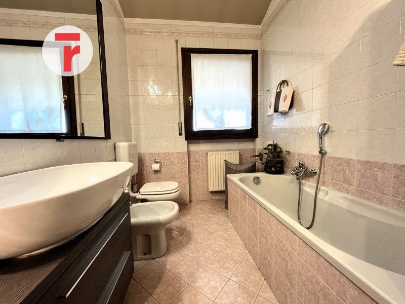 Un attico unico dove luce, spazio e privacy si incontrano in perfetto equilibrio.

Situato in una...