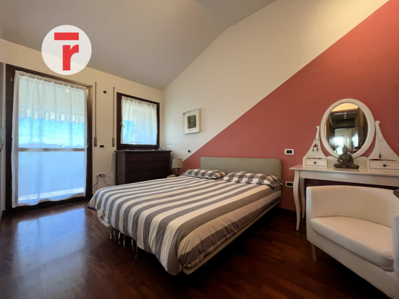 Un attico unico dove luce, spazio e privacy si incontrano in perfetto equilibrio.

Situato in una...