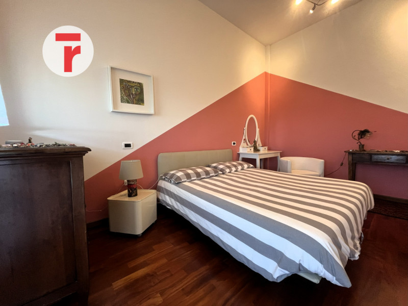 Un attico unico dove luce, spazio e privacy si incontrano in perfetto equilibrio.

Situato in una...