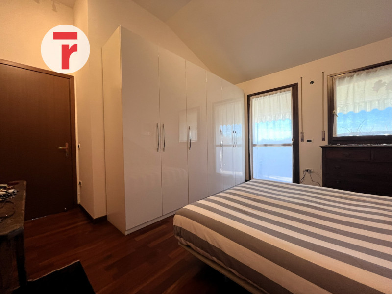 Un attico unico dove luce, spazio e privacy si incontrano in perfetto equilibrio.

Situato in una...