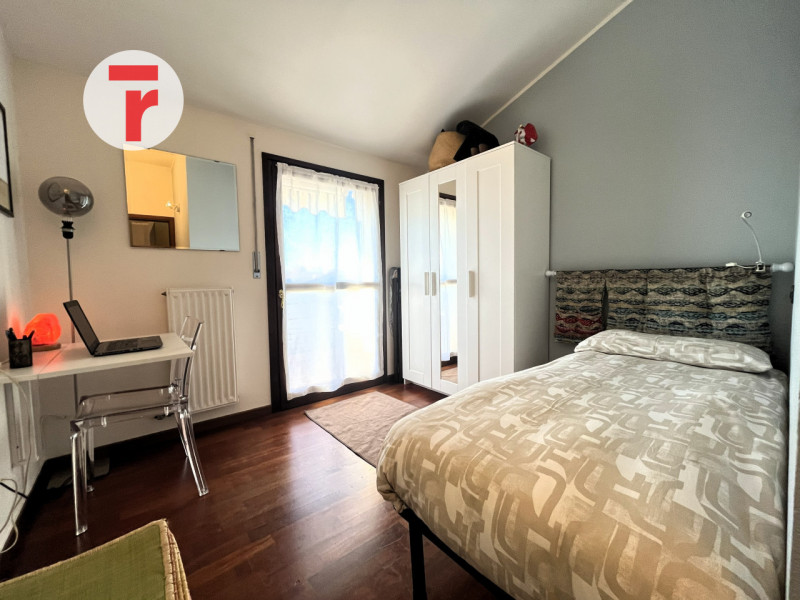 Un attico unico dove luce, spazio e privacy si incontrano in perfetto equilibrio.

Situato in una...