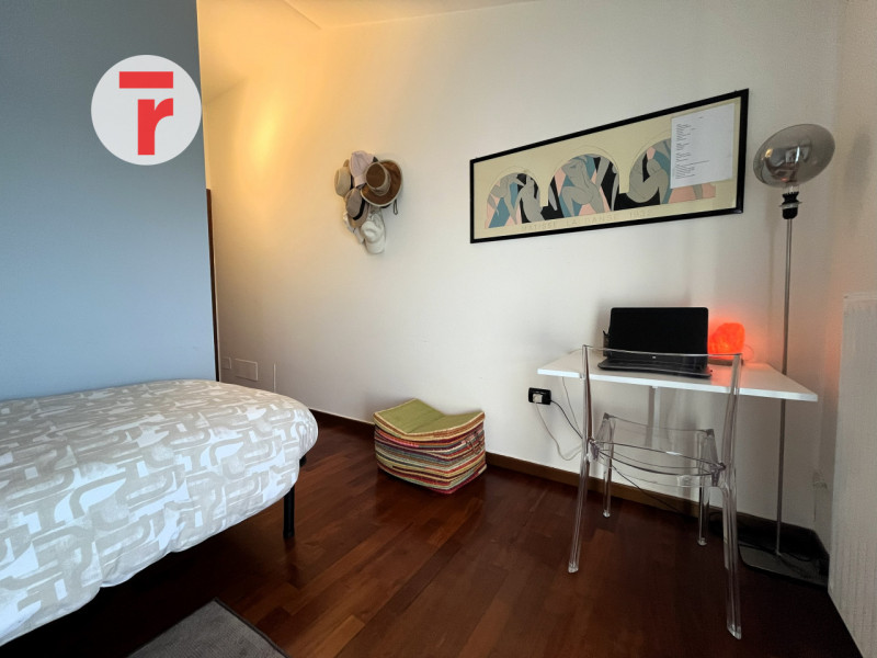 Un attico unico dove luce, spazio e privacy si incontrano in perfetto equilibrio.

Situato in una...