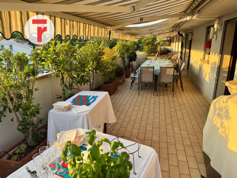 Un attico unico dove luce, spazio e privacy si incontrano in perfetto equilibrio.

Situato in una...