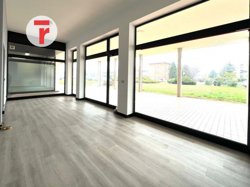Limena Centro:
Negozio al piano terra in bel contesto commerciale/residenziale, con grandi parche...