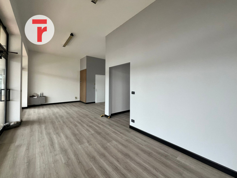 Limena Centro:
Negozio al piano terra in bel contesto commerciale/residenziale, con grandi parche...