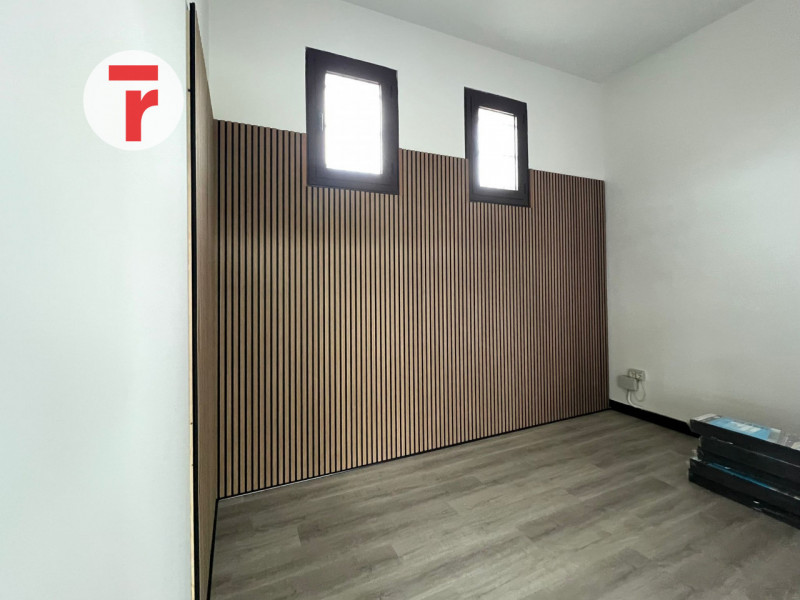 Limena Centro:
Negozio al piano terra in bel contesto commerciale/residenziale, con grandi parche...