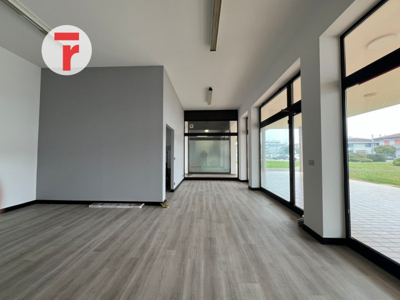 Limena Centro:
Negozio al piano terra in bel contesto commerciale/residenziale, con grandi parche...