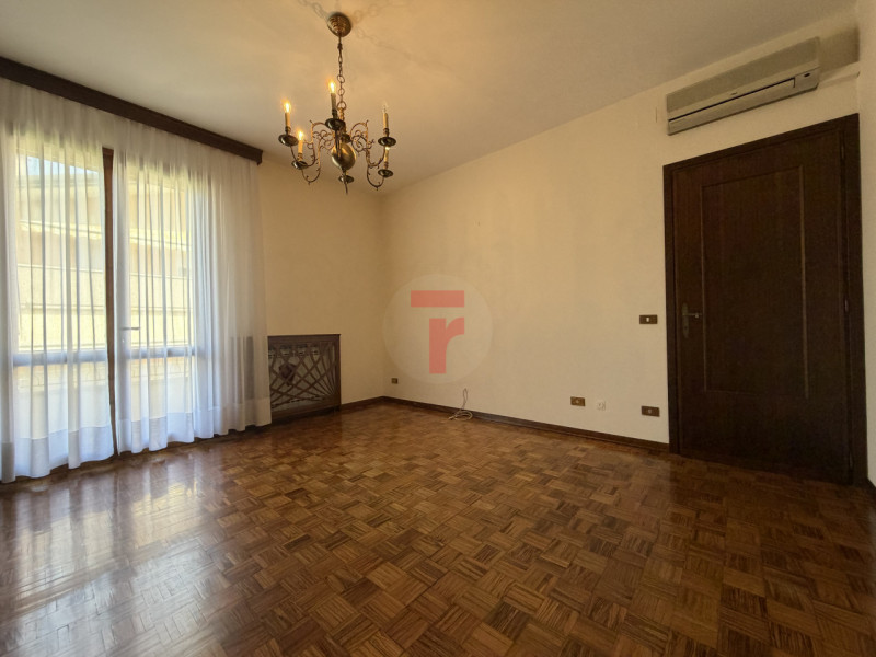 Situata nella zona centrale del paese di Limena a due passi dalle scuole elementari e medie, bibl...