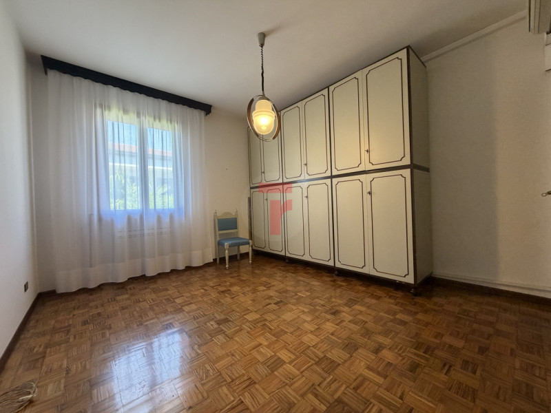 Situata nella zona centrale del paese di Limena a due passi dalle scuole elementari e medie, bibl...