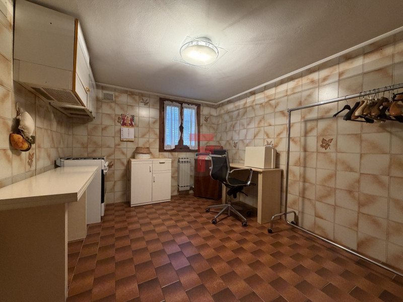 Situata nella zona centrale del paese di Limena a due passi dalle scuole elementari e medie, bibl...