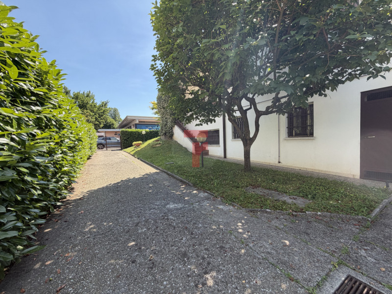 Situata nella zona centrale del paese di Limena a due passi dalle scuole elementari e medie, bibl...