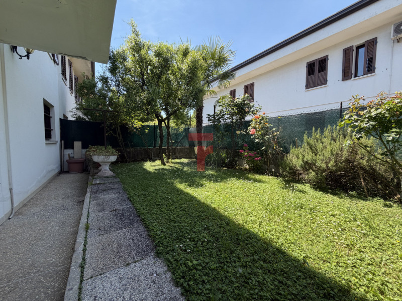 Situata nella zona centrale del paese di Limena a due passi dalle scuole elementari e medie, bibl...