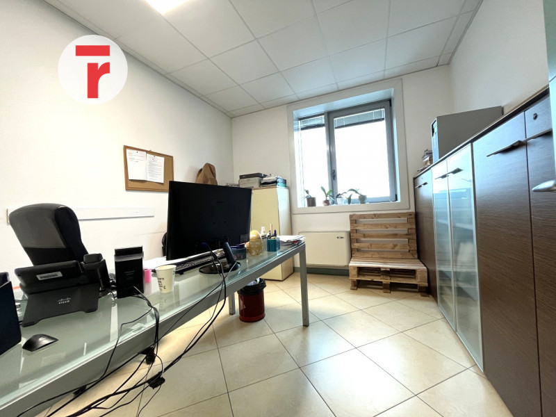 Limena Centro: In contesto recente e ben tenuto, proponiamo in locazione un ufficio moderno situa...