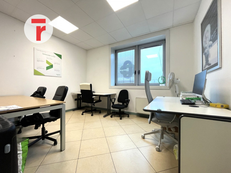 Limena Centro: In contesto recente e ben tenuto, proponiamo in locazione un ufficio moderno situa...