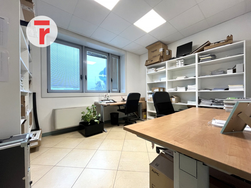 Limena Centro: In contesto recente e ben tenuto, proponiamo in locazione un ufficio moderno situa...