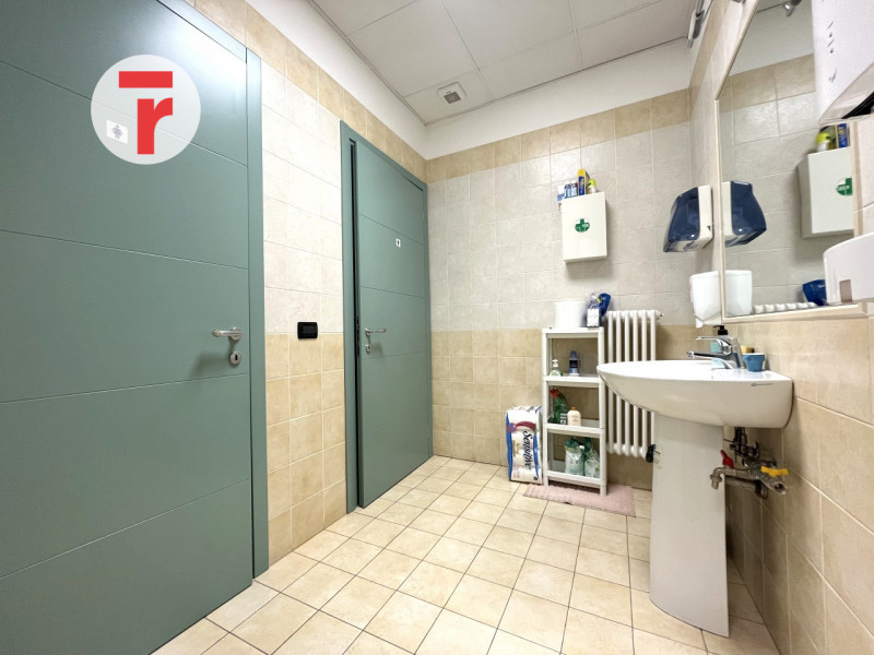 Limena Centro: In contesto recente e ben tenuto, proponiamo in locazione un ufficio moderno situa...