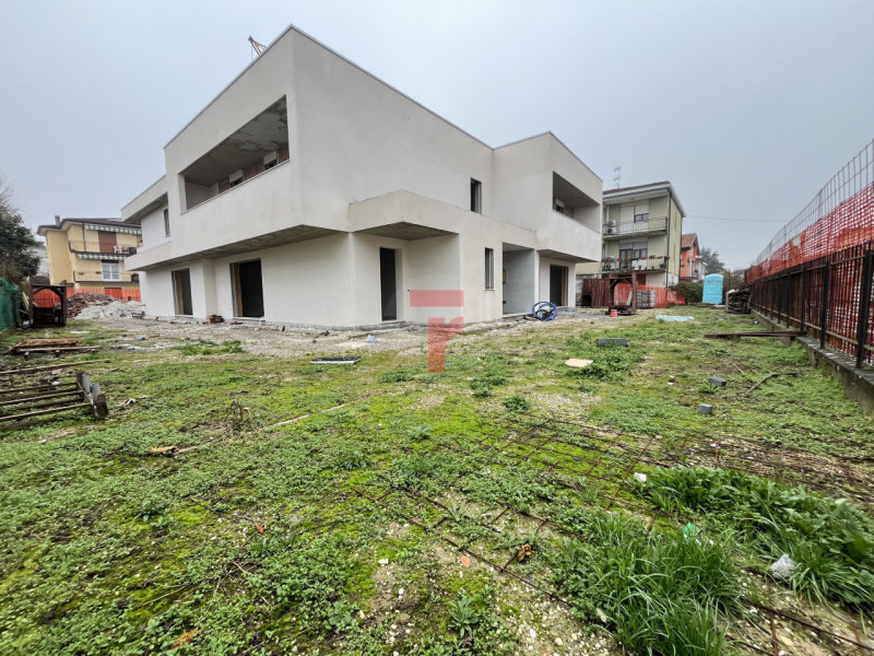 Limena Centro: su strada a senso unico, poco trafficata e in contesto ben abitato, proponiamo una...