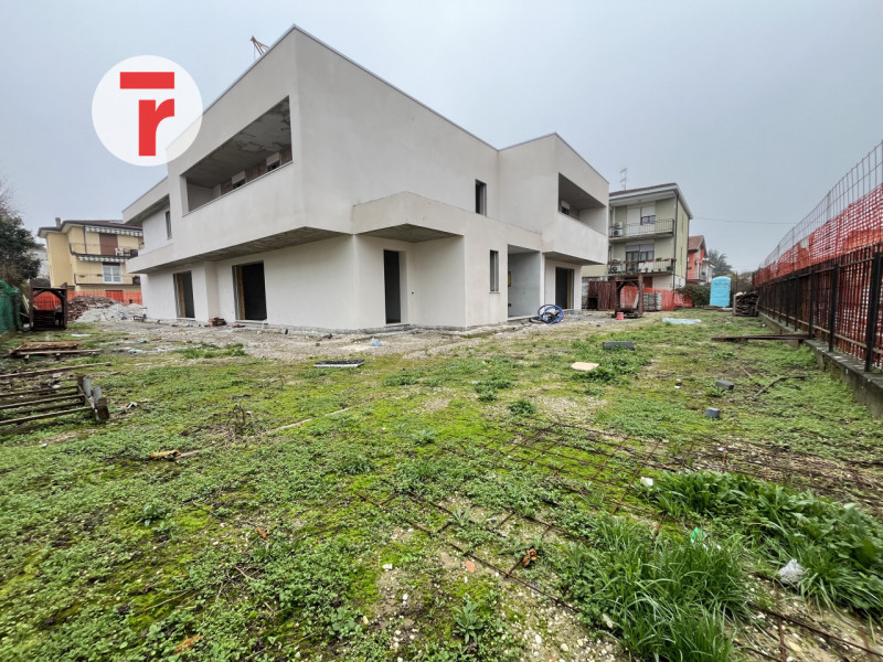 Limena Centro: su strada a senso unico, poco trafficata e in contesto ben abitato, proponiamo una...