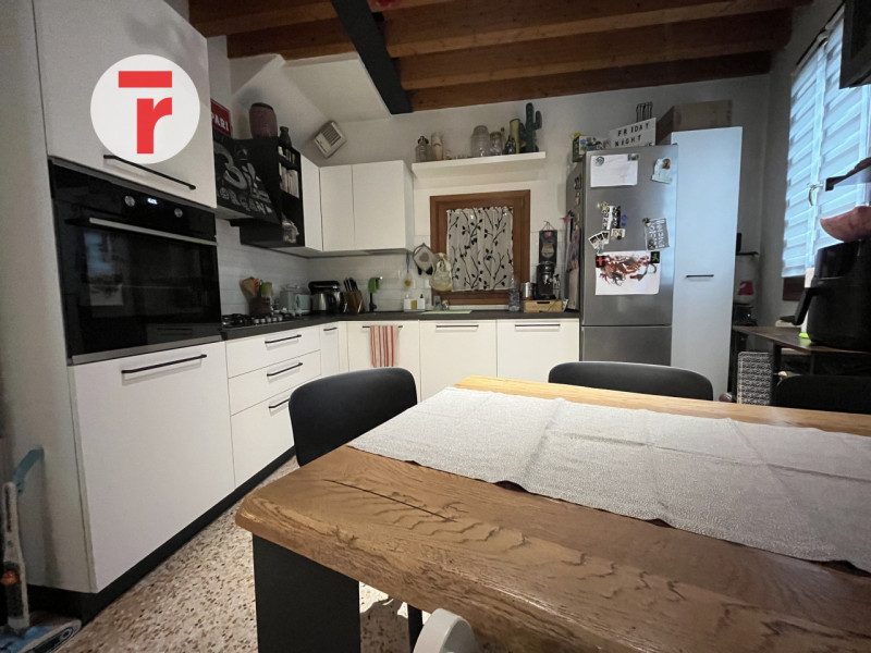 Ci troviamo a Limena, in posizione centralissima comoda alla farmacia, fermata del bus urbano ed ...