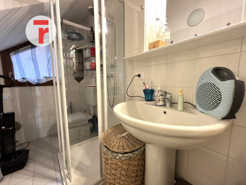 Ci troviamo a Limena, in posizione centralissima comoda alla farmacia, fermata del bus urbano ed ...