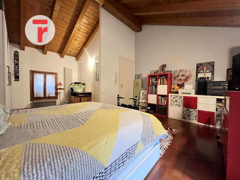 Ci troviamo a Limena, in posizione centralissima comoda alla farmacia, fermata del bus urbano ed ...