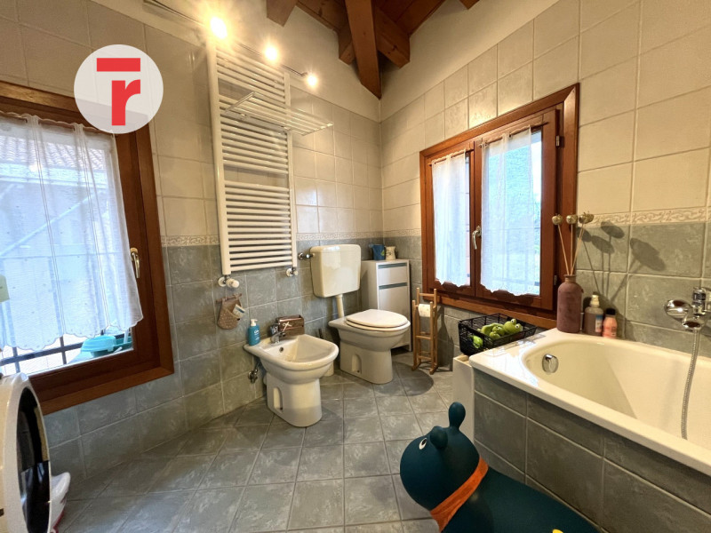 Ci troviamo a Limena, in posizione centralissima comoda alla farmacia, fermata del bus urbano ed ...