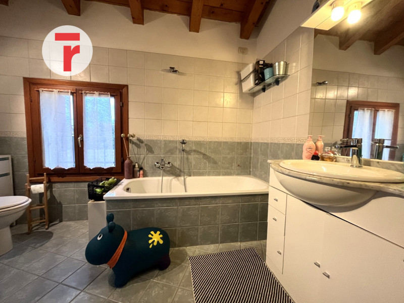 Ci troviamo a Limena, in posizione centralissima comoda alla farmacia, fermata del bus urbano ed ...