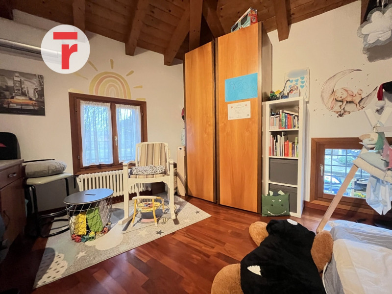 Ci troviamo a Limena, in posizione centralissima comoda alla farmacia, fermata del bus urbano ed ...