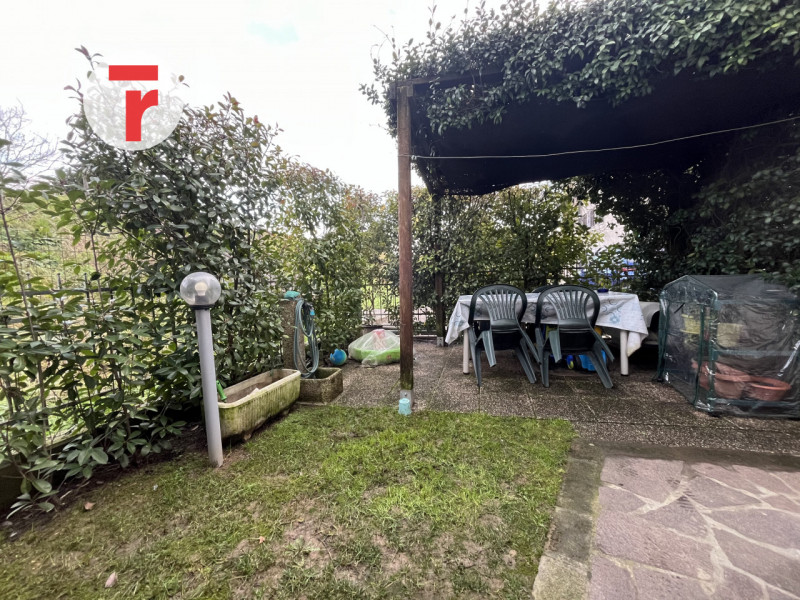 Ci troviamo a Limena, in posizione centralissima comoda alla farmacia, fermata del bus urbano ed ...