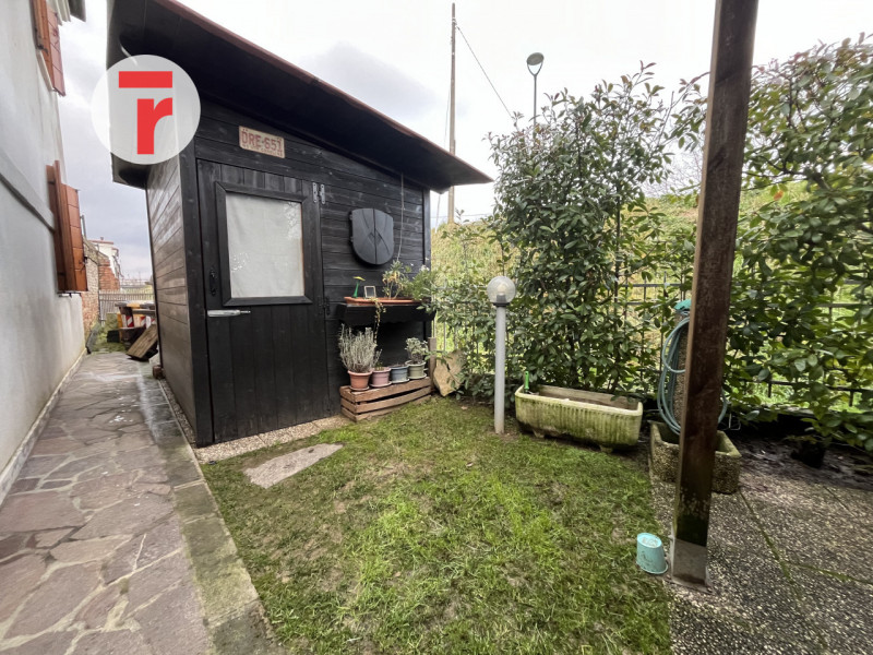Ci troviamo a Limena, in posizione centralissima comoda alla farmacia, fermata del bus urbano ed ...