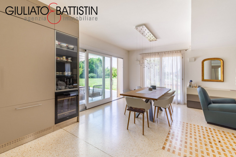 VICENZA: in località Biron, stupenda VILLA di testa su tri-familiare, all'interno di un residence...