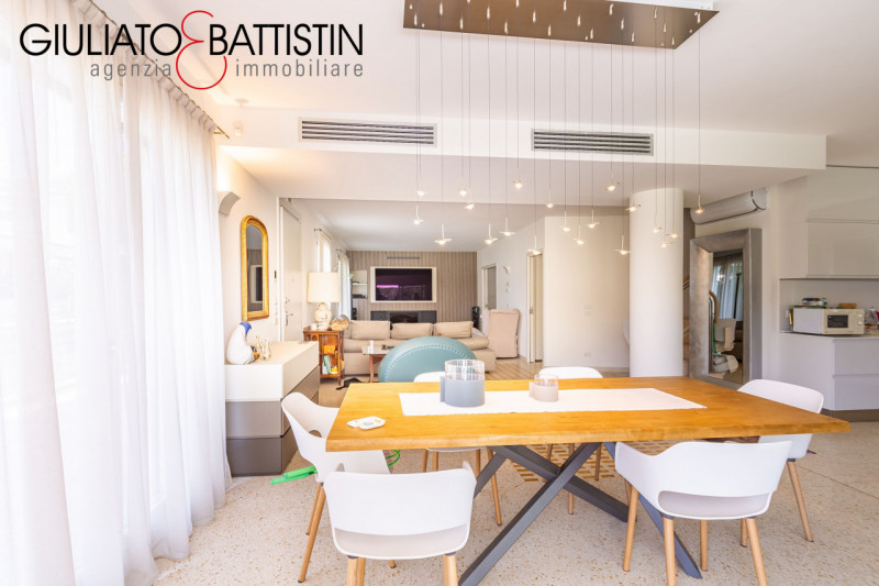 VICENZA: in località Biron, stupenda VILLA di testa su tri-familiare, all'interno di un residence...