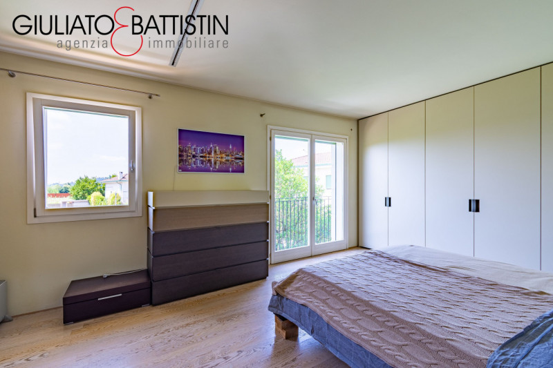 VICENZA: in località Biron, stupenda VILLA di testa su tri-familiare, all'interno di un residence...