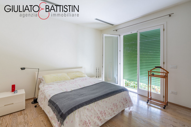 VICENZA: in località Biron, stupenda VILLA di testa su tri-familiare, all'interno di un residence...