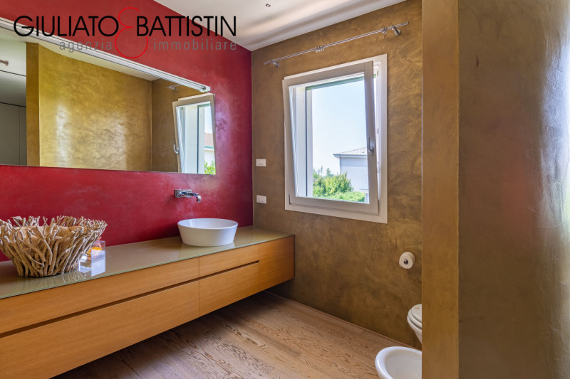 VICENZA: in località Biron, stupenda VILLA di testa su tri-familiare, all'interno di un residence...