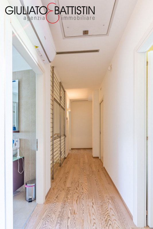 VICENZA: in località Biron, stupenda VILLA di testa su tri-familiare, all'interno di un residence...