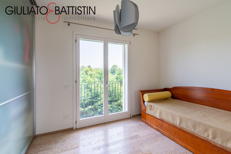 VICENZA: in località Biron, stupenda VILLA di testa su tri-familiare, all'interno di un residence...