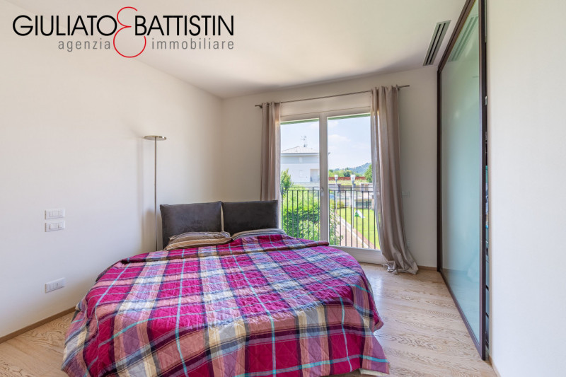 VICENZA: in località Biron, stupenda VILLA di testa su tri-familiare, all'interno di un residence...